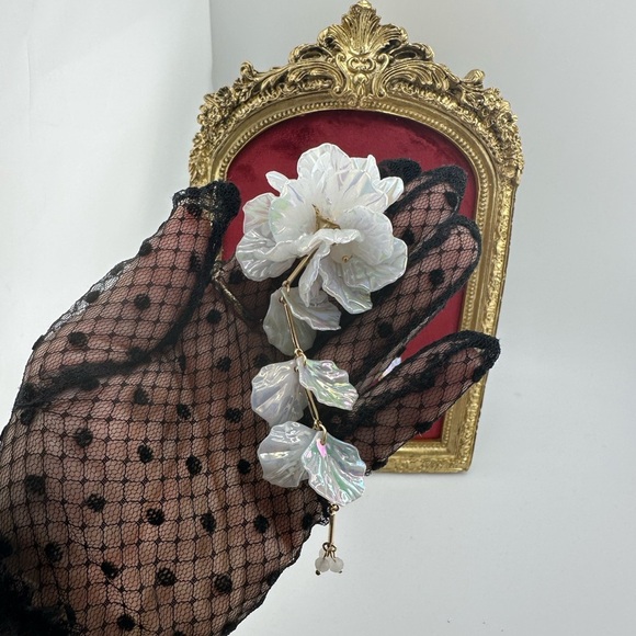 Zara Kate Middleton Elegant White Floral Drop Earrings - Picture 7 of 7